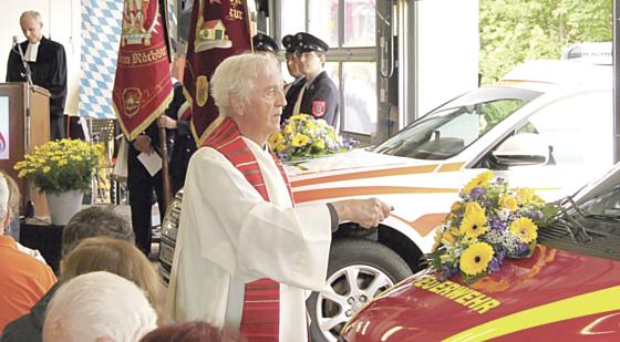 Die Segnung der neuen Fahrzeuge wurde durch Pfarrer Johannes Kanzler durchgeführt.	Foto: VA