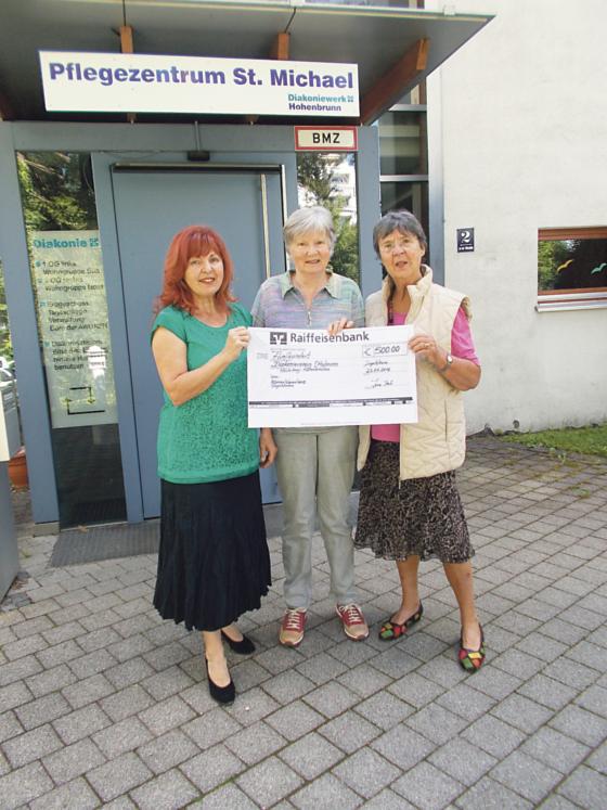 Überreichung eines Schecks über 500 Euro durch Helga Träger und Irene Steele  an Ines Imhoff (Spendenbeauftragte) vom Diakonieverein.	Foto: VA