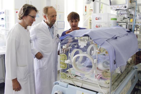 (v. li. nach re.) PD Dr. Esther Rieger-Fackeldey, Prof. Stefan Burdach, Dr. Andrea Zimmermann auf der Neonathologiestation.	Foto: MRI