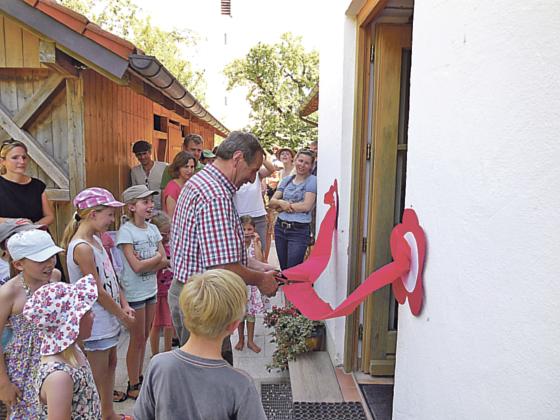 Bürgermeister Josef Zistl eröffnete die »Vernissage« im BRK Kinderhaus Baiern höchstpersönlich. 	Foto: brk