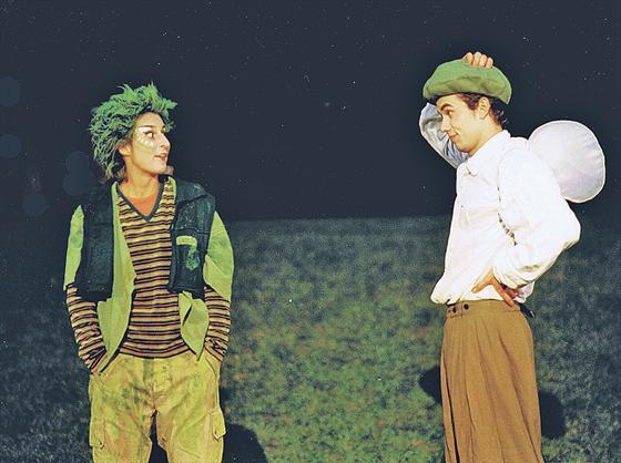 Der Englische Garten als Zauberwald für Theaterfreunde: Die Figuren »Puck« und Elfe 	Foto: Theater