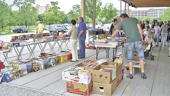 Stöbern und Schmökern beim Neuperlacher  Bücher- und Musikmarkt.	Foto: VA