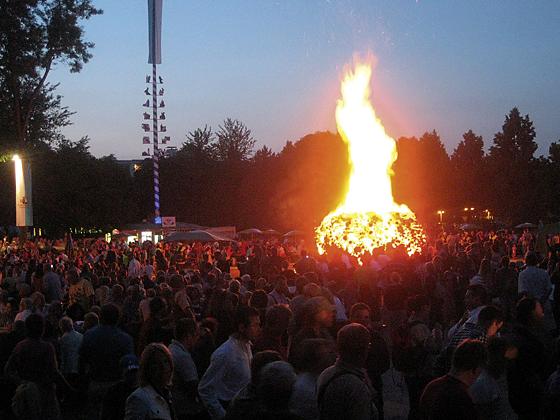 Das wärmende Feuer, der Nachthimmel und die Kulinarik machen das Sommerfeuer wieder zu einem Erlebnis für die ganze Familie.	Foto: Burschenverein