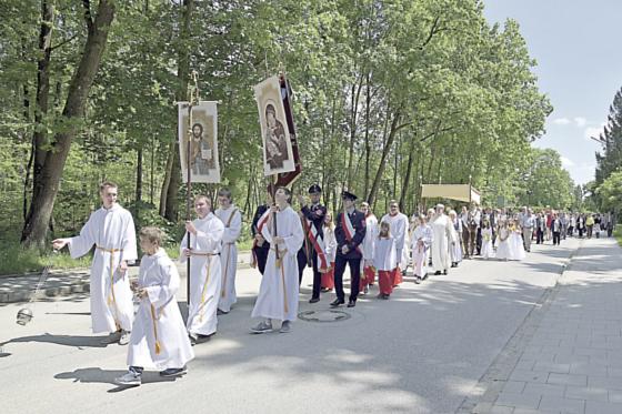 Beim Fronleichnamszug aller Ottobrunner Pfarreien gingen etwa 300 Gläubige mit.	 	Foto: Günter Dependahl