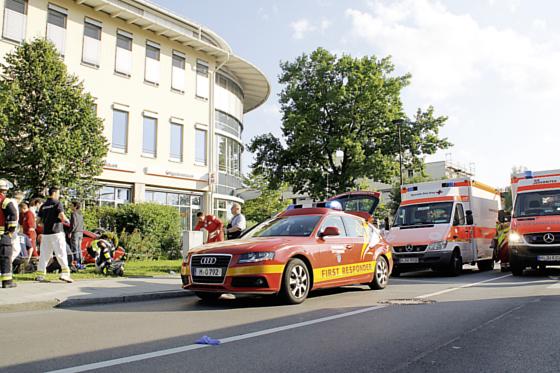 Bei Unfällen, wie hier an der Kreuzung Rosenheimer Landstraße / Putzbrunner Straße, arbeitet der First Responder eng mit den  Rettungsdiensten zusammen.	Foto: FFO