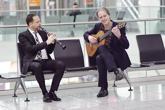 »Music to go«: Mit ihren handlichen Instrumenten können Markus Renhart (links) und Peter Hackel sogar am Flughafen auftreten.	Foto: VA