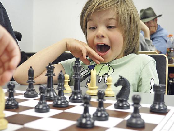 Aha-Erlebnisse hatte mancher junge Schachspieler. Pokale bekamen die Sieger.	Foto: VA