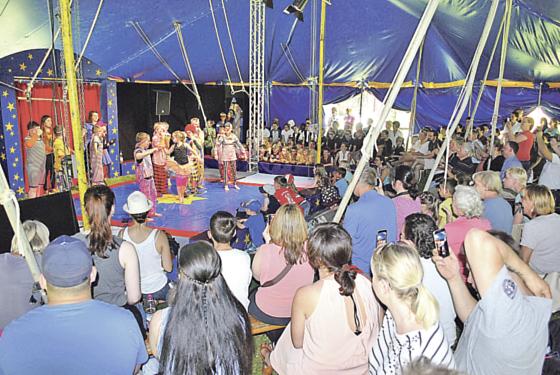 Begeistert waren viele Besucher, darunter mehr als 150 Mütter und Väter, der Zirkusgala, 	Foto: VA