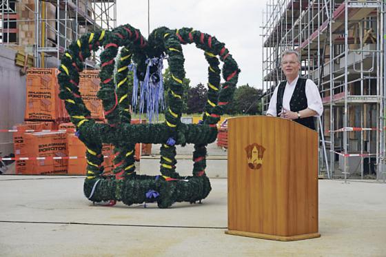 Bürgermeister Jan Neusiedl ließ bei seinem Grußwort zum Richtfest des Hauses der Begegnung die Geschichte der Planungen Revue passieren.	Foto: VA
