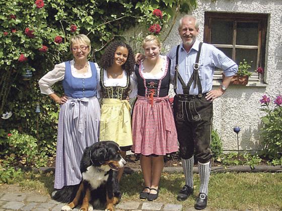Voll Integriert: Austauschschülerin mit ihrer bayerischen Gastfamilie.	Foto: YFU