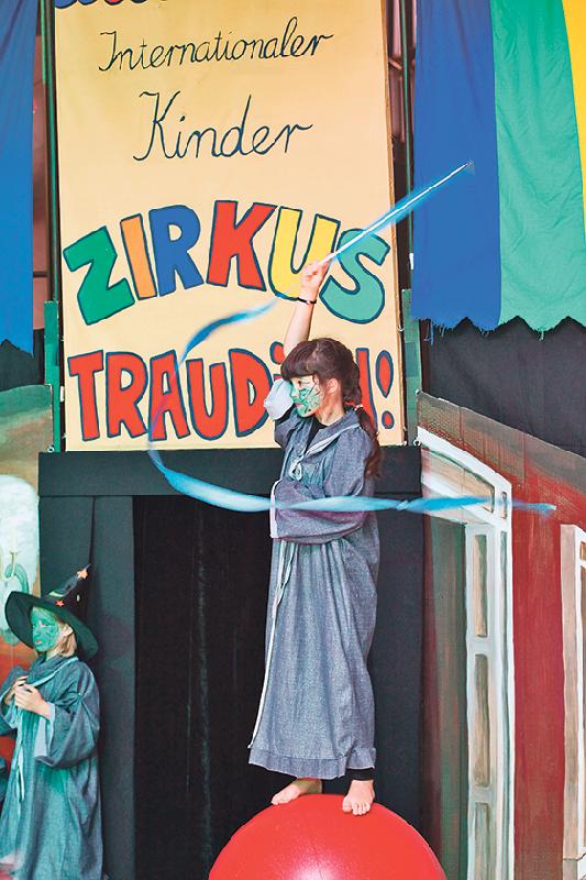 Im bunten Programm zeigen rund 70 Kinder ihre Zirkus- und Zaubertalente    Foto: Kinderzirkus »Trau dich«