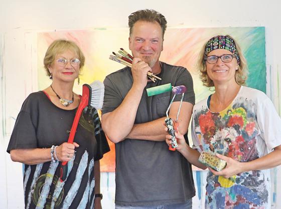 Die Künstler Lizzie Hladik, Kristin Dorfhuber und Thomas Jarzina gestalten das Saisonfinale.	Foto: VA
