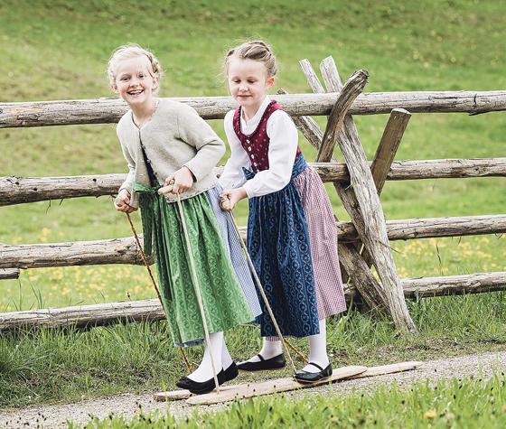 Eintauchen in das Landleben, wie es früher einmal war. Ein großer Spaß für Kinder im altbayerischen Museumsdorf am Schliersee.	Foto: © Benjamin Kaufmann