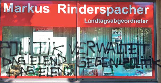 Unbekannte beschmierten großflächig die Fassade des Ramersdorfer SPD-Bürgerbüros.	Foto: privat