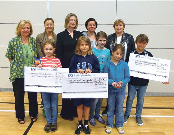 Mit dem Spendenlauf sammelten die fleißigen Grundschüler 7.500 Euro, die sie für verschiedene Projekte spendeten.	Foto: VA
