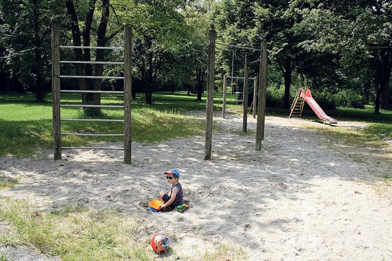 Bezahlt werden soll aus dem Fördertopf »Soziale Stadt« unter anderem die Umgestaltung der Spielplätze im Amphionpark. Foto: js