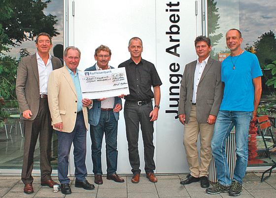 Den Scheck über 2.000 Euro überreichte der Veranstalter an die Junge Arbeit der Diakonie Hasenbergl. Foto: EK