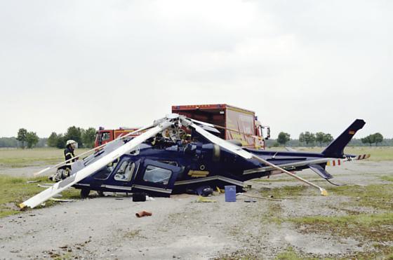 Der Hubschrauber wurde bei dem Unfall sehr stark beschädigt.	Foto: Polizeipräsidium München