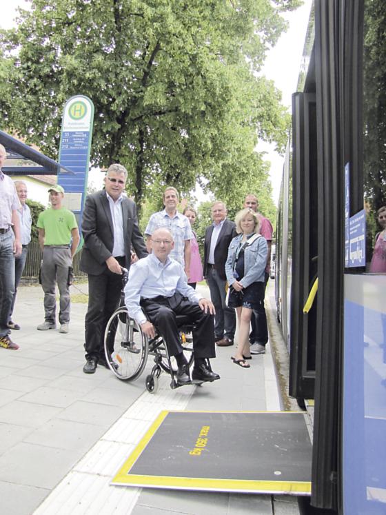 Bürgermeister Edwin Klostermaier (l.) weihte gemeinsam mit anderen Bürgern die neue, nun auch barrierefreie Bus-Haltstelle ein. 	Foto: VA
