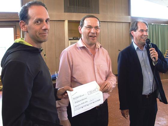 Jens Oellrich, Fried Saacke und Heinz Neiber (v. li.) mit dem Scheck in Höhe vom 3.200 Euro.	 Foto: ARW