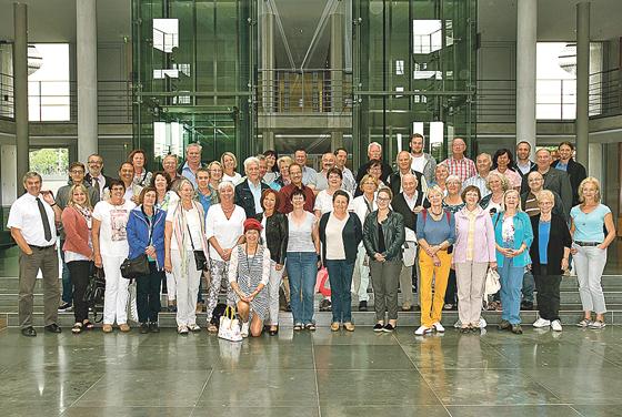 Ewald Schurer (links) mit den Teilnehmern der Berlin-Fahrt im Paul-Löbe-Haus.	Foto: MdB