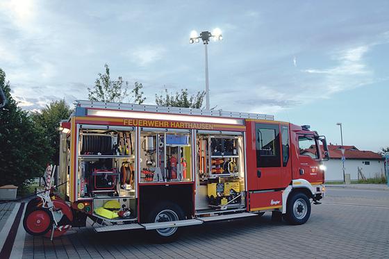 Es blitzt und blinkt und ist auf dem neuesten Stand: Das neue Löschfahrzeug LF 20 für die Feuerwehr Harthausen. Foto: VA
