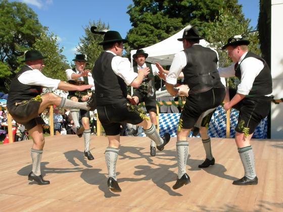 Zünftig-bayerisch präsentieren sich DHachingertaler und ihre Gäste beim traditionellen Erntefest im Klostergarten. Foto: Trachtenverein