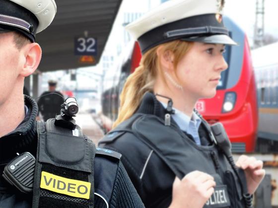 Die BodyCam  hier das bei den Beamten weniger beliebte Schultermodell  ist seit sechs Monaten bei der Bundespolizei in München testweise im Einsatz.	Foto: Bundespolizei