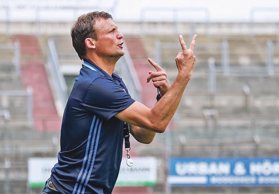 In der Liga hat SpVgg-Trainer Claus Schromm bisher eine gute Taktik gefunden. Ob das auch gegen den Bundesligisten Mainz 05 hilft?	Foto: Christian Riedel
