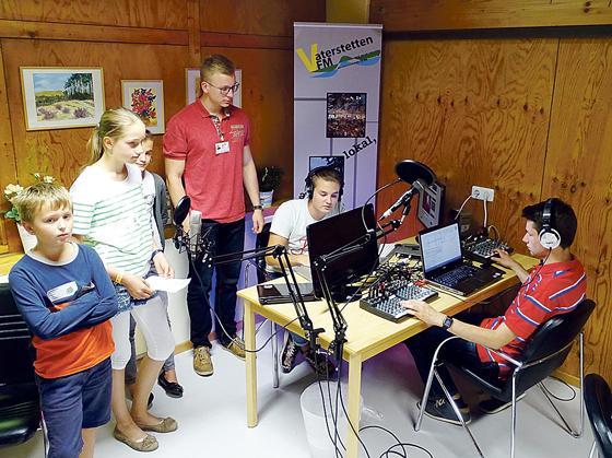 Achtung Aufnahme! Radioreporter bei VaterstettenFM im NBH- Sommerferienprogramm.		Foto: NBH