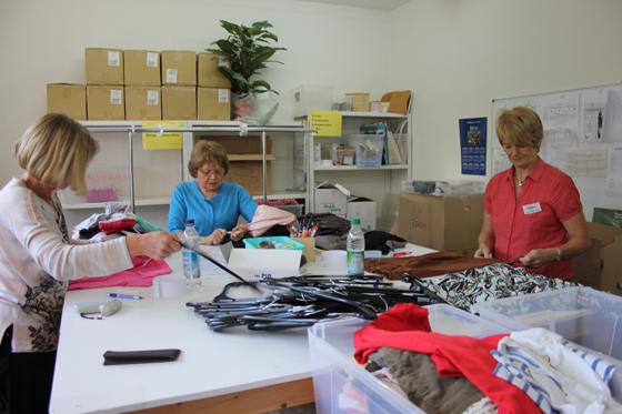 Gemeinsame Arbeit am »runden Tisch«: Hier sortieren und prüfen Mitarbeiterinnen in Unterschleißheim die gespendeten Kleidungsstücke.	Foto: Camehn