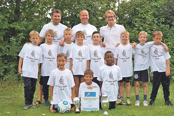 Erfolgreich war die F1-Mannschaft vom TSV Eching. Überreicht wurde der Pokal vom zukünftigen Bürgermeister Sebastian Thaler (hinten, rechts)	Foto: VA