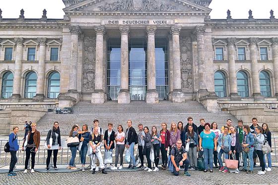 Volles Programm: Das Reichstagsgebäude in Berlin war nur eins von vielen Highlights für die Jugendlichen aus Unterschleißheim und Zengöalja während des einwöchigen Jugendaustauschs.	Foto: VA