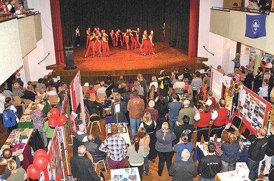 Bei der 1. Grafinger Vereinsmesse am 4. November 2012 drängten sich mehrere Hundert Besucher um die 60 Standplätze der Vereine. 	Foto: Otto Hartl