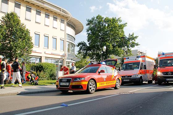 Bei Unfällen, wie hier an der Kreuzung Rosenheimer Landstraße / Putzbrunner Straße, arbeitet der First Responder eng mit den  Rettungsdiensten zusammen.	Foto: FFO