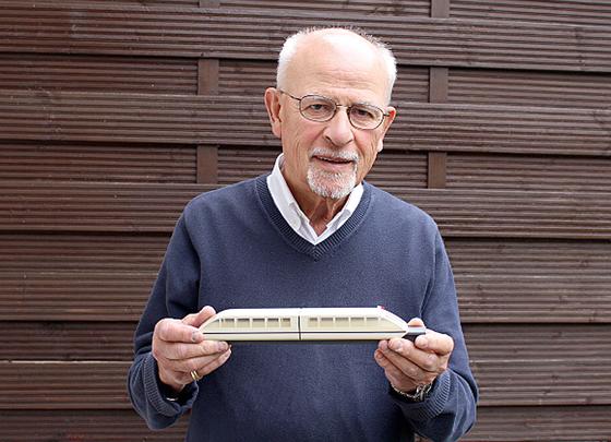 Hans Georg Raschbichler mit einem Modell »seiner« Magnetschwebebahn.	Foto: MO