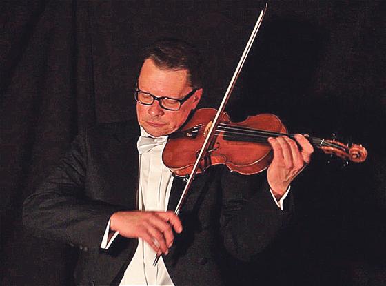 Dirigent Winfried Grabe wird einen Solopart im  Violinkonzert übernehmen.	Foto: VA