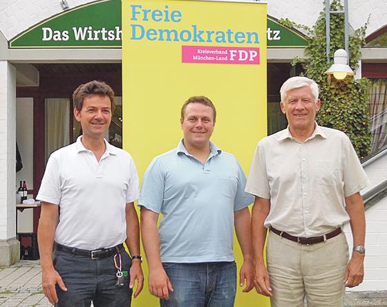 Gerd Neitzel, Gerald Kunzmann und Axel Keller nach der Wahl zum FDP-Vorstand.	Foto: VA