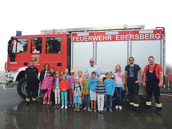 15 Kids, Bürgermeister Walter Brilmayer und die Feuerwehrler vor dem Ebersberger Rathaus.	 Foto: Stadt Ebersberg