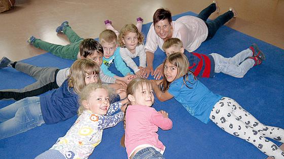 Marion Jahn mit Kindern der Gänseblümchen-Gruppe beim Spielen im Bewegungsraum. 	Foto: privat