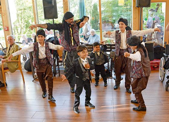 Haj Mustafa und seine Söhne führten  beim Sommerfest den »Tanz der Freude«  auf.	Foto: privat