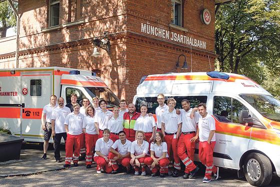 17 neue Rettungsdiensthelfer für München  das Johanniter-Dozententeam  kann stolz sein.	Foto: Presse