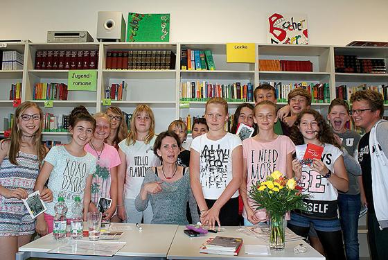Alle Schüler erhielten von Juliane Breinl (Mitte) ein Autogramm und ein Rätsel zu den »Feuerbällen«. 	Foto: privat