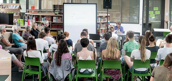 Die Zehntklässler des Gymnasiums Ottobrunn hörten den Zeitzeugen und ihren Erlebnissen aufmerksam zu.	Foto: Peter Winkler