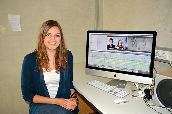 Hannah Nieberding schneidet am PC im Wahlkurs Film ihre  Werke.	Foto: MO