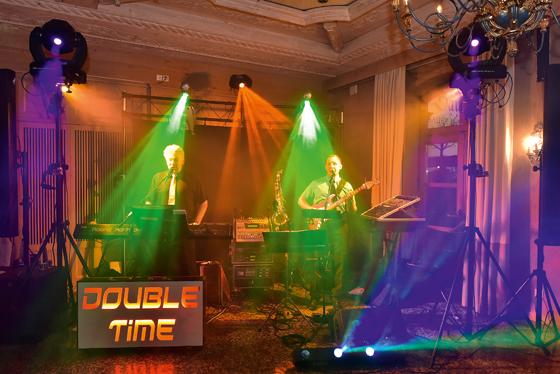 Am Nachmittag spielt die Band »Double Time« auf der Bühne	Foto: VA