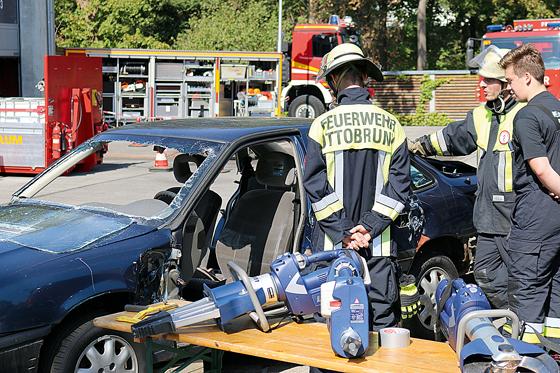 Erwachsene dürfen dabei helfen, ein Auto mit dem Rettungsspreizer zu zerlegen.	Foto: Volker Rhein