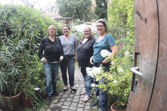 Die emsigen Hinterhof-Flohmarkt-Organisatorinnen Maria Eichmüller, Brigitte Maier, Petra Casparek und Gabi Benkert.	Foto: HH