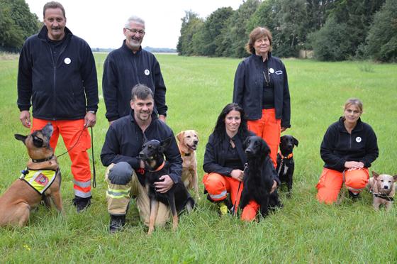 Helden haben bei der Gruppe München der Rettungshundestaffel Oberbayern zwei Beine und vier Pfoten.	Foto: Marion Friedl