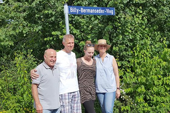 Billy Bermanseders Familie freute sich besonders über das Schild (v.l.): Bruder Wolfgang, Schwiegersohn Ernst, Enkeltochter Lisa und Tochter Silvia Riedlechner.	Foto: Erika Aulenbach